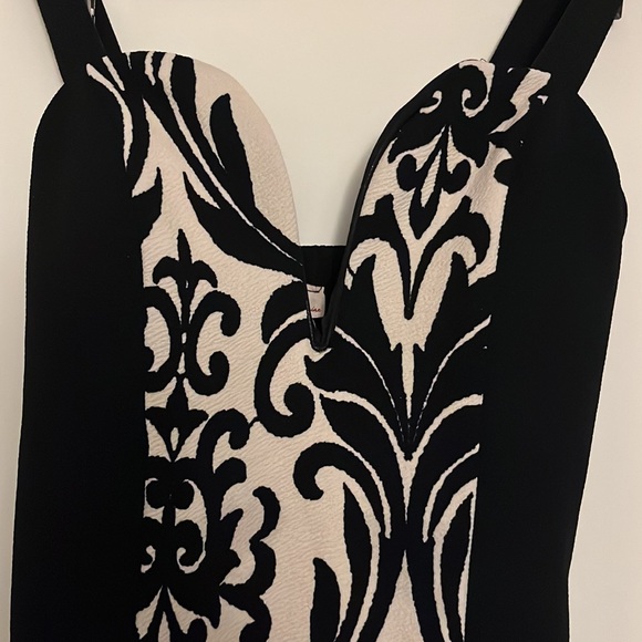 Off white and black design dress - Picture 2 of 3